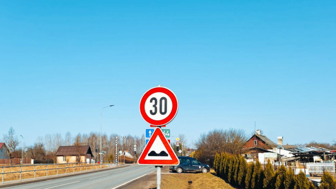 Ceļa zīme uz  Zemgales ielu