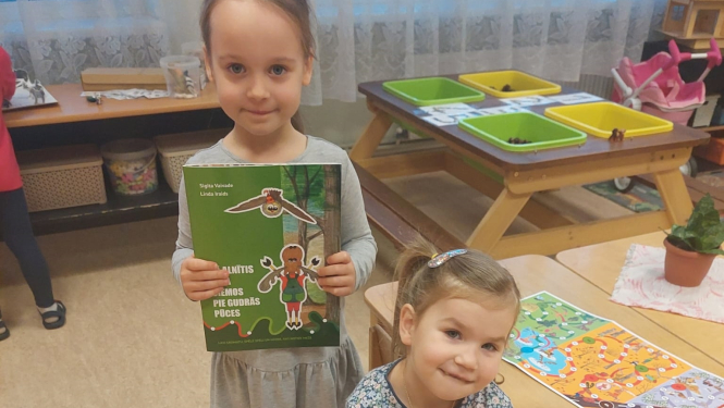 Biedrība „Meža konsultants” dāvina izzinošu grāmatu un spēli par meža pasauli Valkas novada pirmsskolas izglītības iestādēm