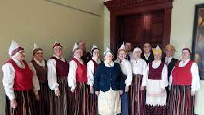 Valkas dziesmu draugu kopa “Nāburgi” godina dzejnieci Kornēliju Apškrūmu