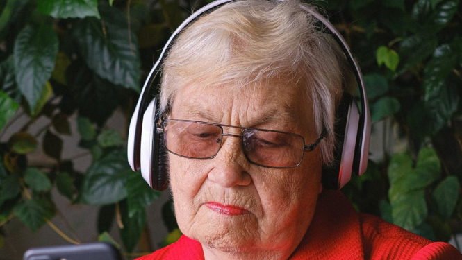 Brīvprātīgo kustība #vieglipalīdzēt un Latvijas Pensionāru federācija uzsāk kampaņu “Palīdzi sev. Palīdzi citam.”