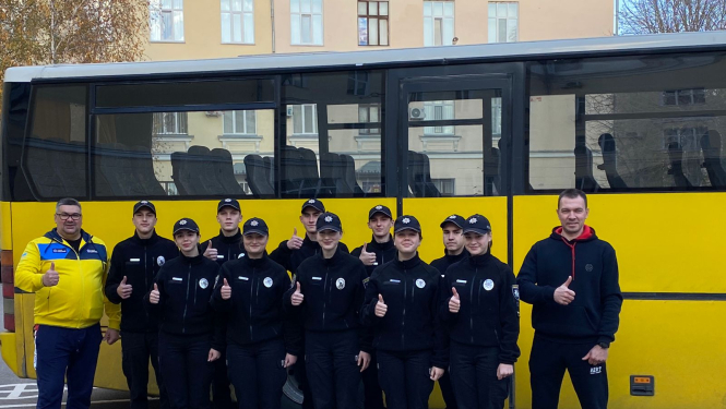 Valkas pašvaldības dāvinātais autobuss kalpo topošo Ukrainas policistu pārvadāšanai