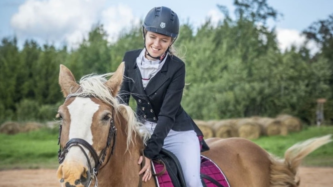 Valkas bibliotēkā saimniecības “Kurģi” zirgu fotogrāfiju un zirglietu izstāde