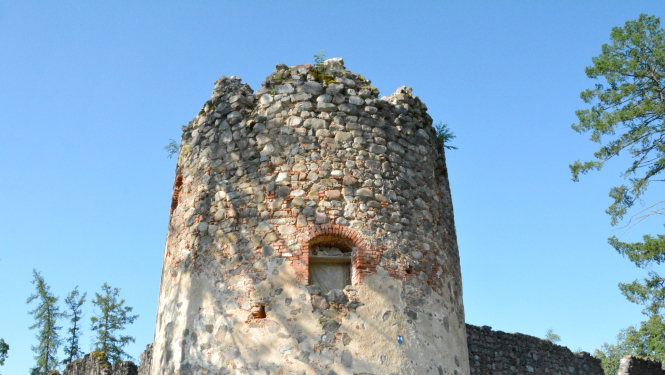 Ērģemes viduslaiku pils Ziemeļu torņa atjaunošanas darbu uzsākšana kavējas