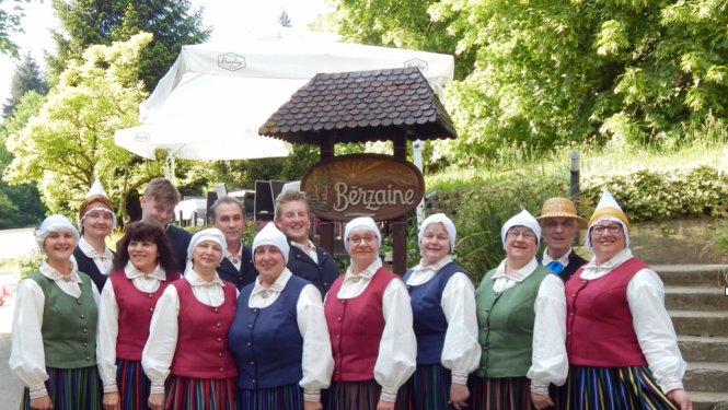 Biedrība “Valkas Dāmu klubs”ir realizējis projektu “Tautas tērpu iegāde Valkas folkloras kopai “Nāburgi”