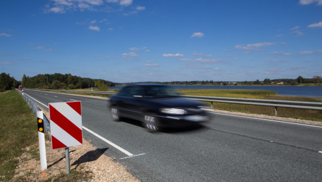 Uz Rīgas apvedceļa sāk ierīkot pirmo vidējā ātruma kontroles sistēmas posmu