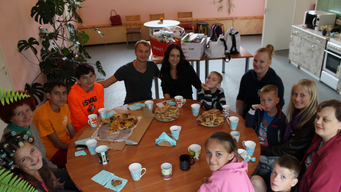 LabieDarbi.lv akcijā saziedotās skolas lietas nonāk pie “Saulītes” iemītniekiem