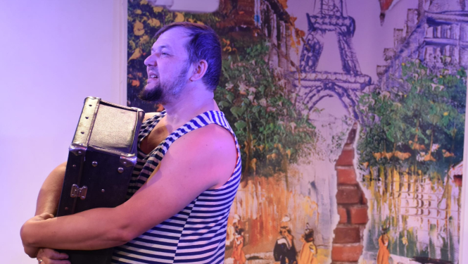 Valkas pilsētas teātra izrāde – Mihails Vellers “Gribu uz Parīzi”