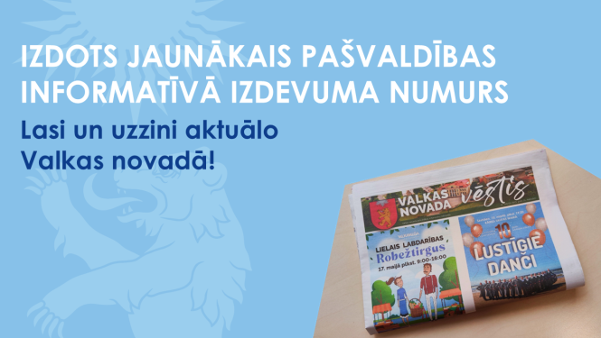 Gaiši zils baneris ar Valkas novada ģerboņa lāča siluetu un fotogrāfiju ar krāsainu pašvaldības avīzi