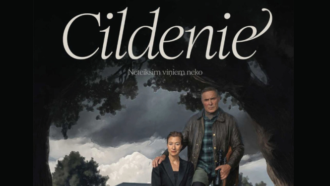 Vīrietis un sieviete ar lauku māju fonā