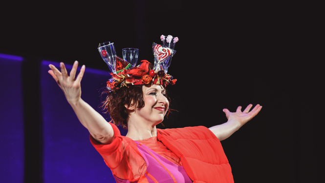 Sieviete sarkanā kleitā ar cepuri