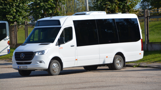 Balts sabiedriskā transporta busiņš