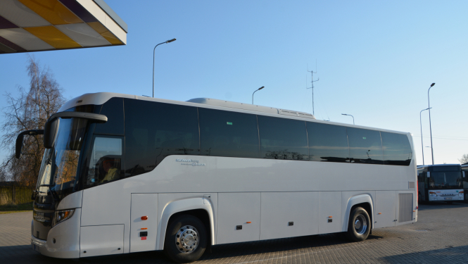 Balts autoboss autoostas stāvvietā