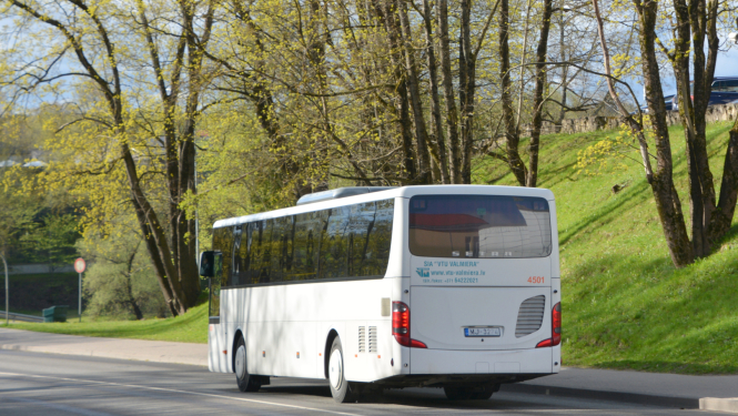 Autobuss brauc pa ceļu