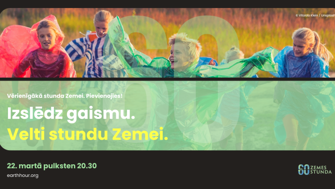 Zemes stundas plakāts, kurā bērni priecīgi skrien ārā krāsainos lietus pončos. Uz fona ir jāattēlo dabas ainava, akcentējot vides apziņas tēmu. Treknrakstā teksts "Izpētiet gaismu. Veltiet stundu Zemei." ar skaidri redzamu datumu un laiku.