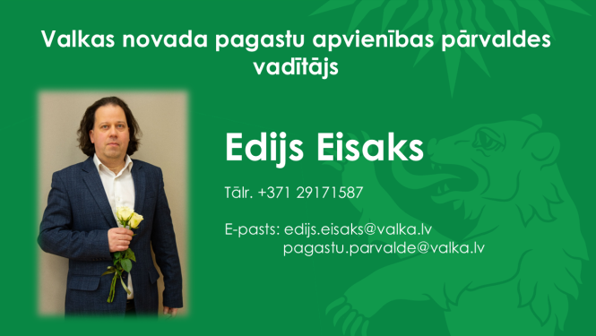 Zaļs baneris ar Valkas novada ģerboņa lāča siluetu un pagastu pārvaldes vadītāja fotogrāfiju