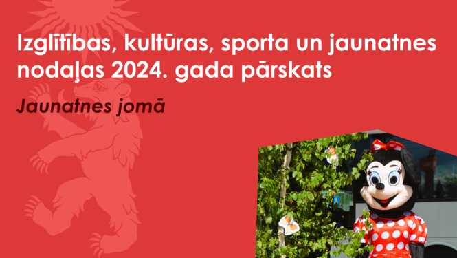 Sarkans baneris ar Valkas novada ģerboņa lāča siluetu un peles Minnijas fotogrāfiju