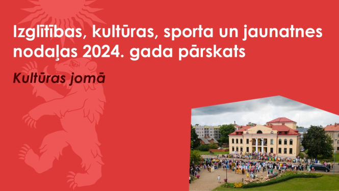 Sarkans baneris ar Valkas novada ģerboņa lāča siluetu un drona bildi ar Valkas pilsētas kultūras namu