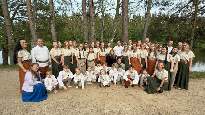 Deju kolektīva kopbilde