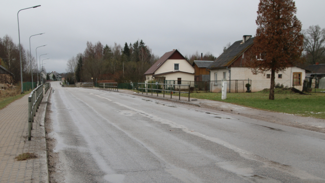 Ceļa posms drēgnā dienā