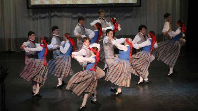 Deju kolektīvs Vendīgs uz skatuves