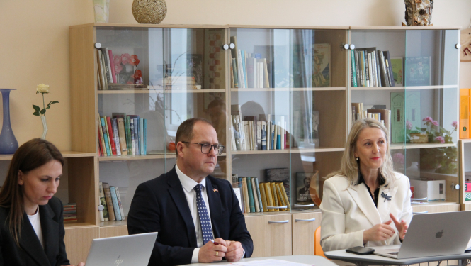 Cilvēki sēž pie galda