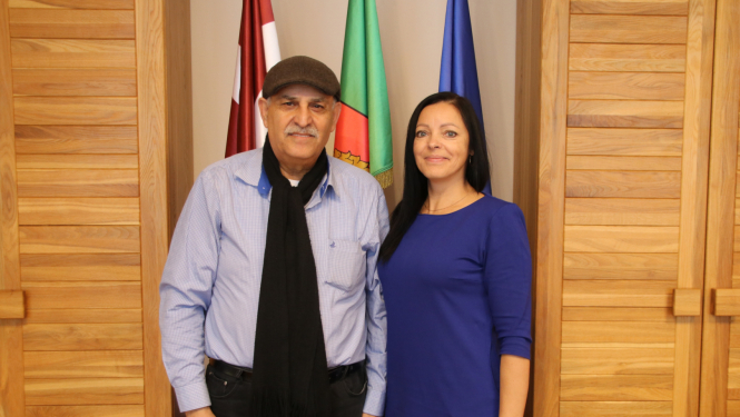 Vīrietis un sieviete pie karogiem