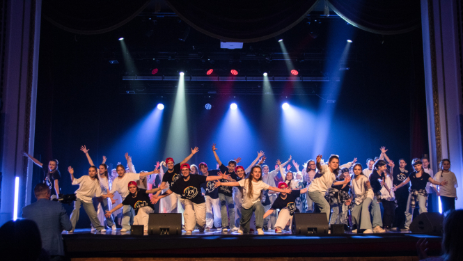 Kolektīva kopbilde uz skatuves