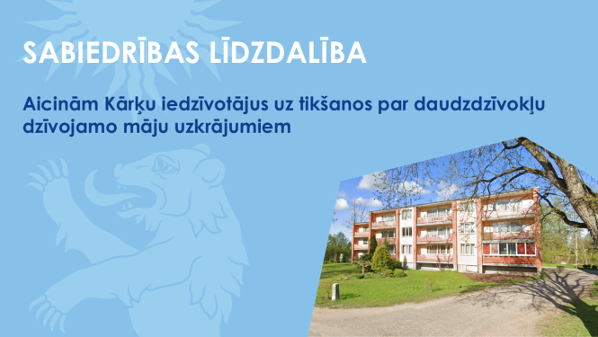 Zils baneris ar Valkas novada ģerboņa lāča siluetu un daudzdzīvokļu māju Kārķos