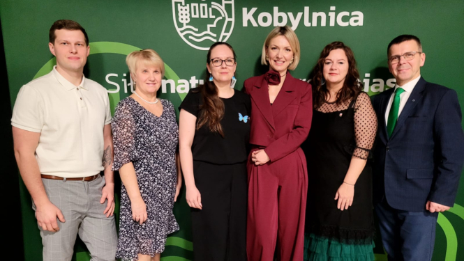 Sešu cilvēku kopbilde uz zaļa fona ar nosaukumu “Kobylinica”.