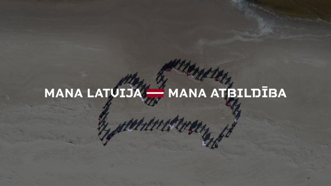Cilvēku veidota Latvijas valsts kontūra jūras piekrastē un moto "Mana Latvija. Mana atbildība"
