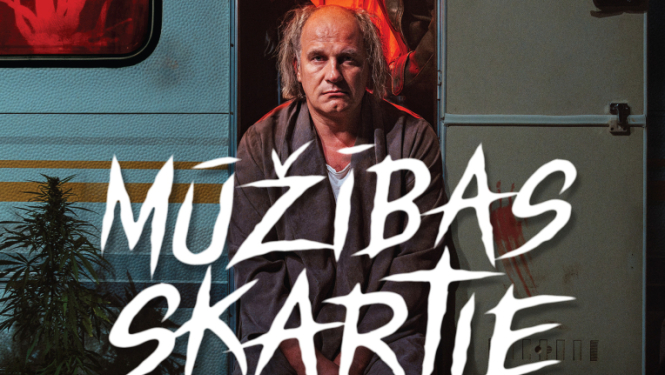 Trīs virieši pie atvērtām treilera durvīm