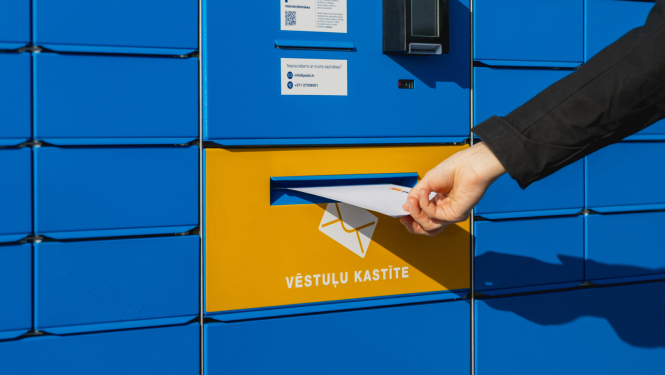 Pasta skapis zilā krāsā ar spilgti dzeltenu sadaļu ar uzrakstu "Vēstuļu kastīte".