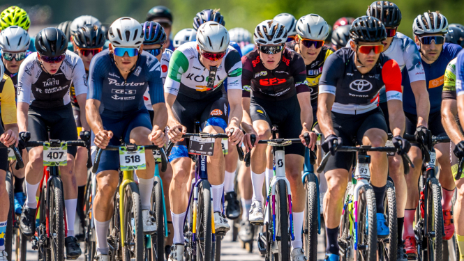 Velobraucēji krāsainos komandu tērpos