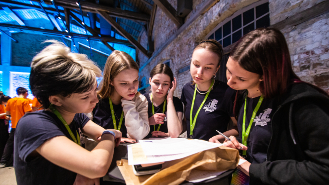 Skolēnu komanda aizrautīgi pilda uzdevumus