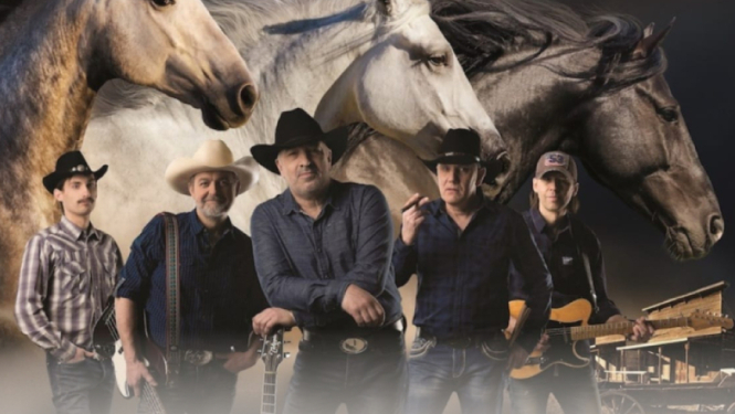 Piecie vīrieši ar ģitārām kovbolu cepurēs