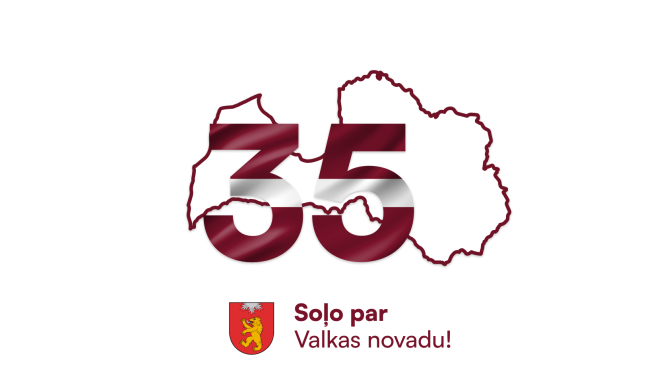 Latvijas valsts kontūra un lieli skaitļi "35" sarkanbaltsarkanā krāsā
