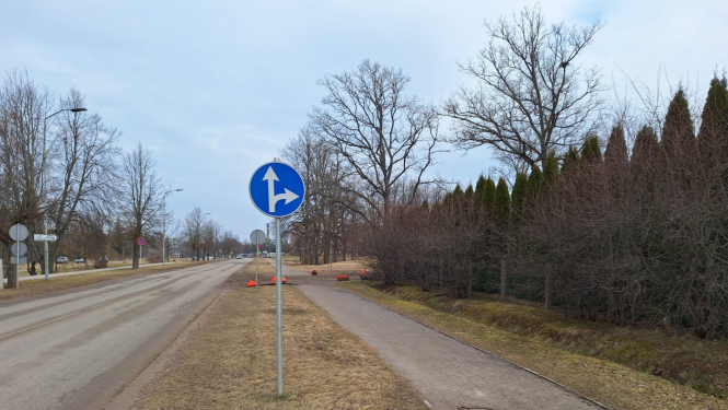 Rikojuma zīme "Braukt taisni vai pa labi"