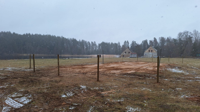 Jaunizveidots smilšu laukums un stabi