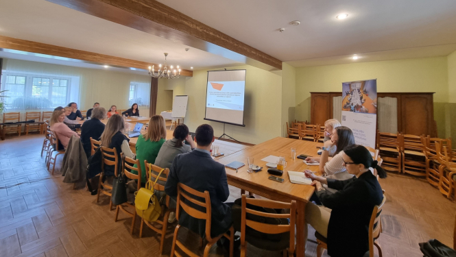 Speciālistu mācībās pie galdiem