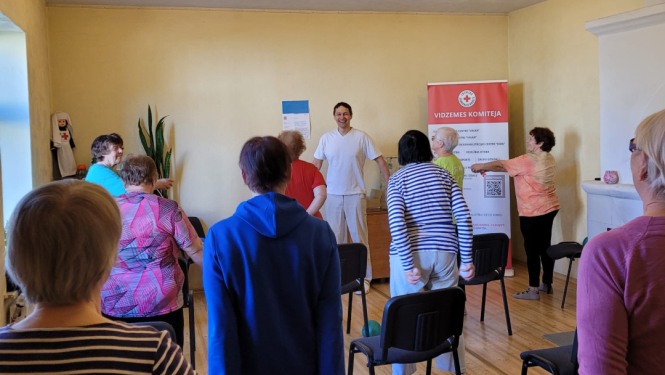 Seniori vingrošanas nodarbībā