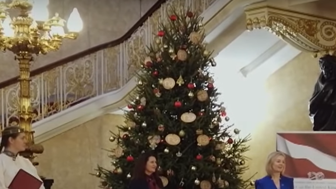 Jau ceturto reizi Valkas novadā audzēta eglīte rotā Lankastera namu Londonā