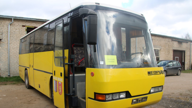 Valkas pašvaldības dāvinātais autobuss ar ziedojumu kravu gatavs ceļam uz Ukrainu