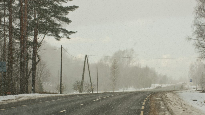 Mainīgos laikapstākļos novecojušā asfalta segumā pastiprināti veidojas bedres