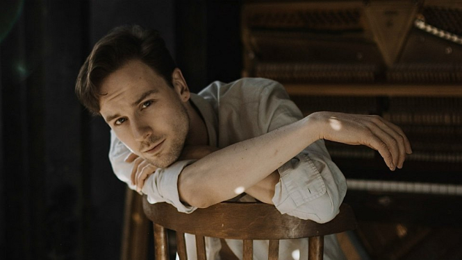 5. augustā Valkas pilsētas kultūras namā - Mihaila Čehova Rīgas Krievu teātra aktiera Maksima Busela autorizrāde “Mēness dziesma”