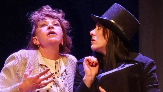 Divas sievietes sēž blakus ar dramatisku skatienu