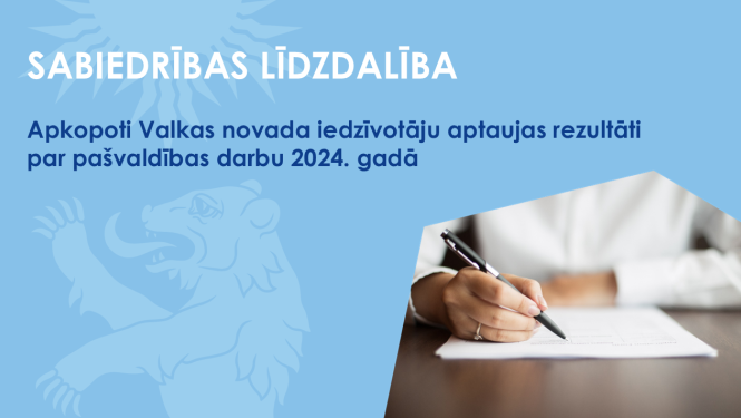Zils baneris ar Valkas novada ģerboņa siluetu un iedzīvotāju, kas pilda aptauju