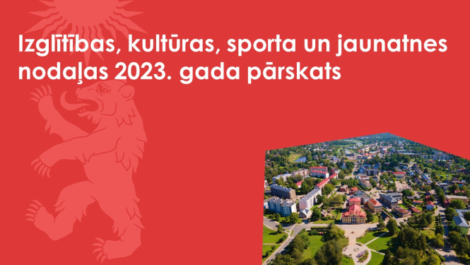 Sarkans baneris ar Valkas novada ģērboņa lāča siluetu un pilsētas ainavu no augšas