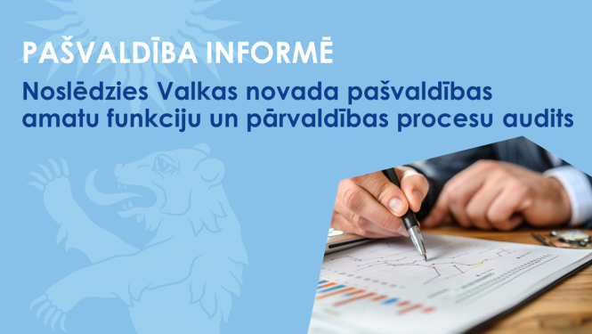 Cilvēka rokās pildspalva uz dokumenta