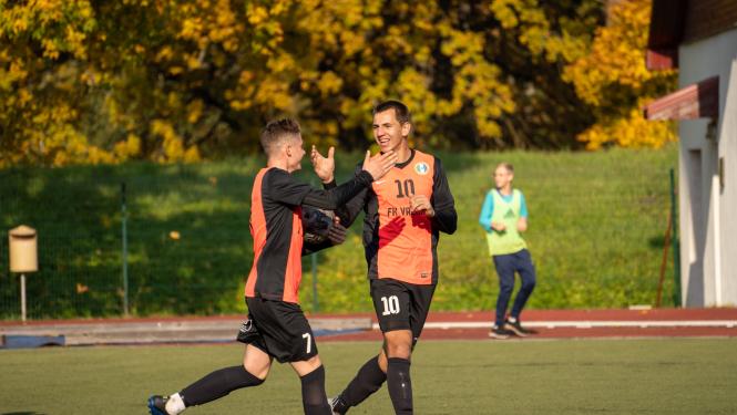 Vienojas par futbola laukuma seguma nomaiņu