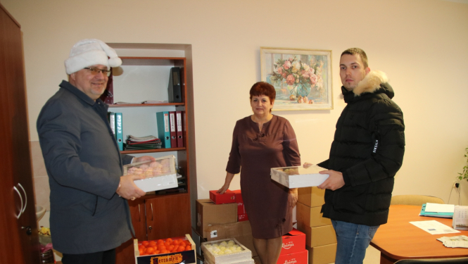 Biedrība “Atbalsts Valkai” ar uzņēmēju Andreju Pebo sagādājuši svētku sveicienu sociālā aprūpes centra “Valka” iemītniekiem